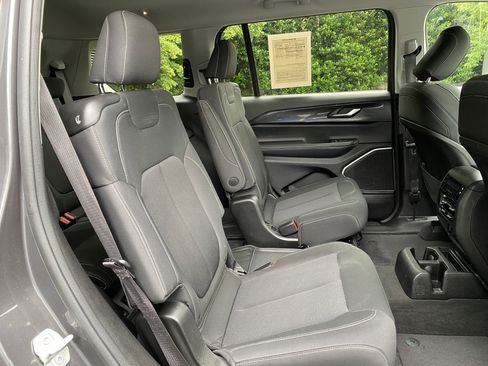 Used 2022 Jeep Grand Cherokee L Laredo w/ Luxury Tech Group I AWD/4WD image 37