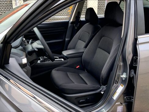 Used 2024 Nissan Altima 2.5 SV image 8