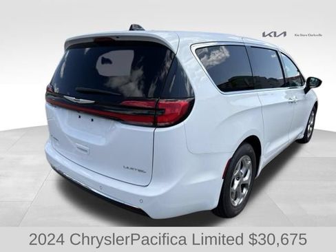 Used 2024 Chrysler Pacifica Limited FWD image 8