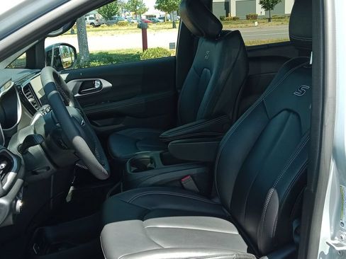 Used 2026 Chrysler Pacifica Select w/ S Appearance Package AWD/4WD image 17