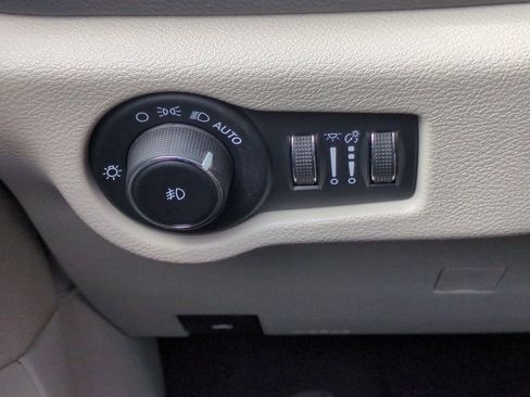 Used 2023 Chrysler Pacifica Touring-L FWD image 18