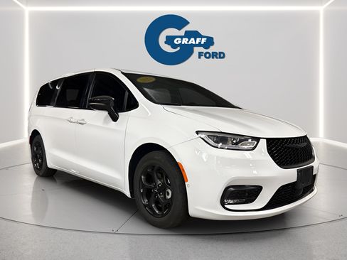 Used 2024 Chrysler Pacifica Limited FWD image 3