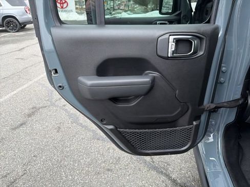 Used 2025 Jeep Wrangler Unlimited Rubicon 4xe image 13