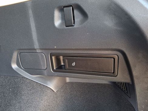 Used 2021 Volkswagen Tiguan SE w/ Panoramic Sunroof Package image 30