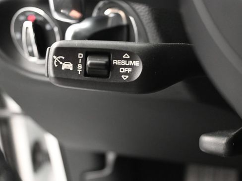 Certified 2025 Porsche Macan AWD/4WD image 13