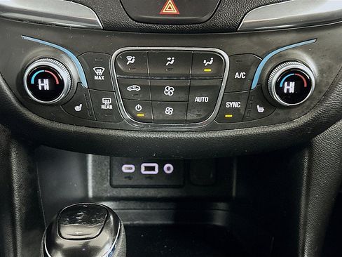 Used 2021 Chevrolet Equinox LT AWD/4WD image 16