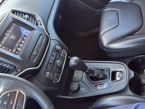 Used 2020 Jeep Cherokee Latitude Plus image 21