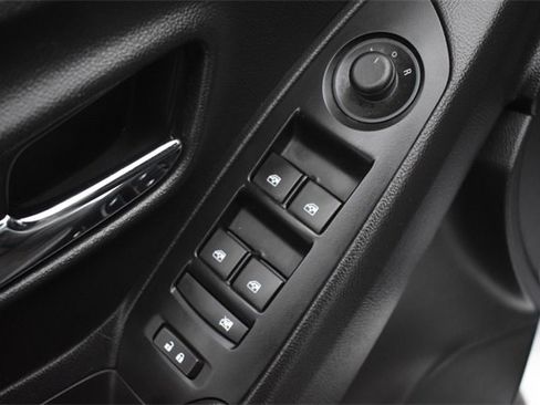 Used 2019 Chevrolet Trax LT w/ LT Convenience Package image 19