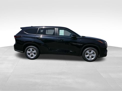 Used 2024 Toyota Highlander LE FWD image 2