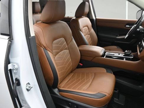 Certified 2025 Nissan Pathfinder Platinum w/ Cargo Package FWD image 15