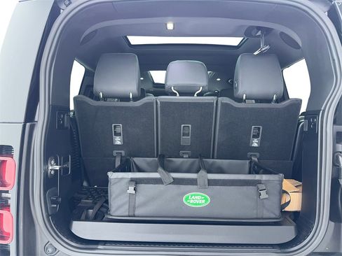 Used 2024 Land Rover Defender 130 X-Dynamic SE image 17