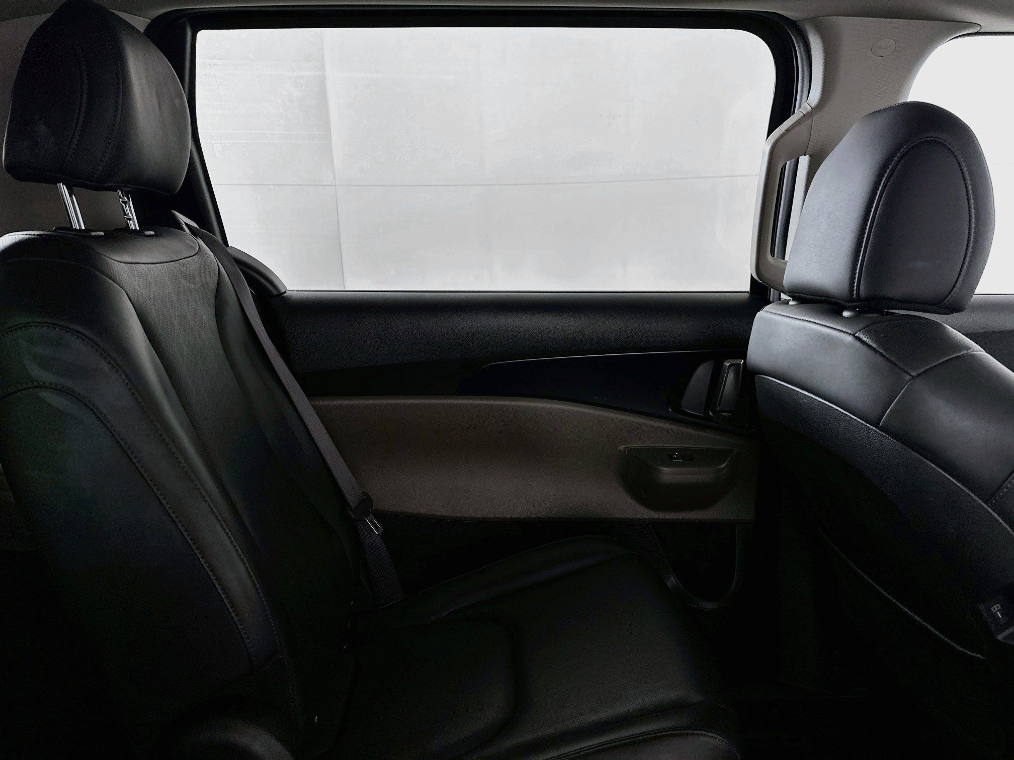 Used 2025 Kia Carnival FWD image 25