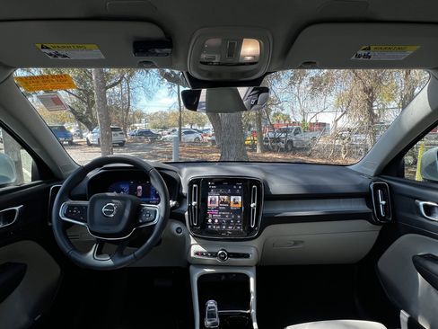 Used 2023 Volvo XC40 B5 Plus image 34