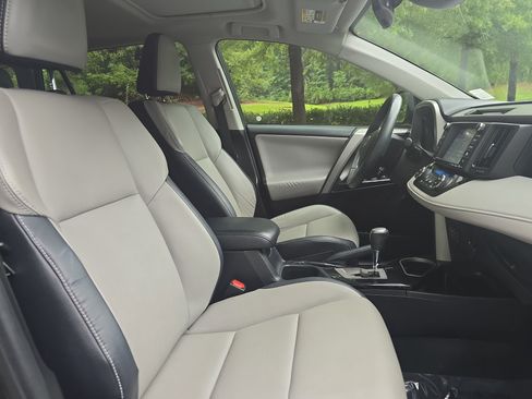 Used 2017 Toyota RAV4 Limited FWD image 10