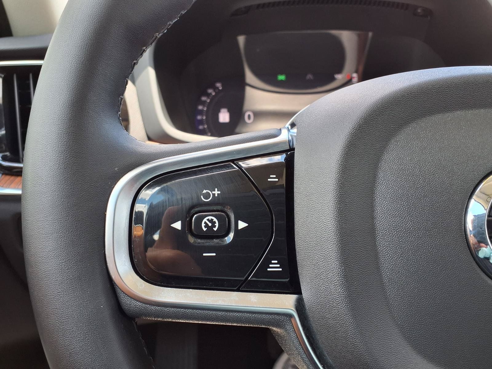 Certified 2025 Volvo S60 B5 Plus AWD/4WD image 29