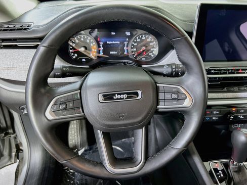 Used 2022 Jeep Compass Latitude w/ Sun and Sound Group AWD/4WD image 11