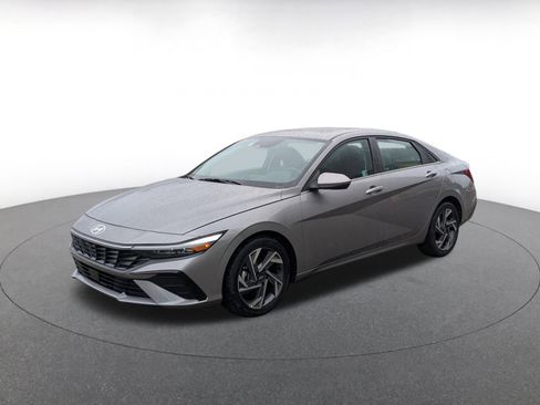 Used 2025 Hyundai Elantra SEL image 3