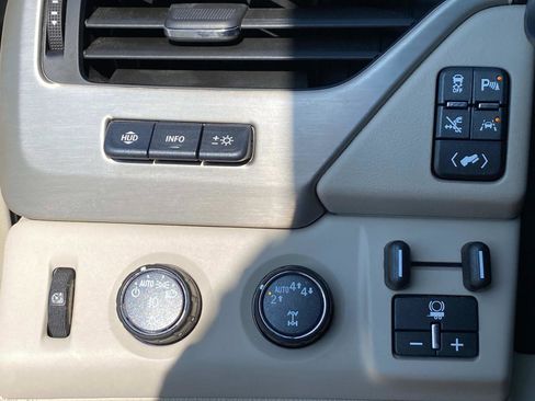 Used 2020 GMC Yukon XL Denali w/ Denali Premium Package image 22