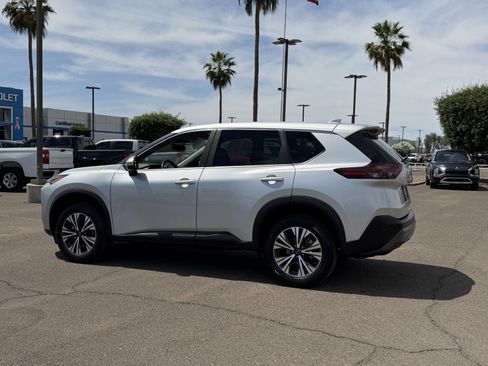 Used 2023 Nissan Rogue SV image 3