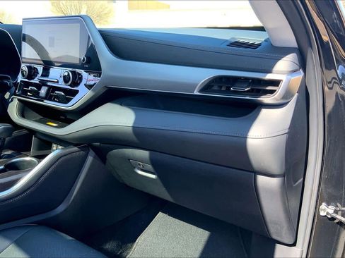 Used 2024 Toyota Highlander Platinum image 19