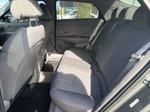 Certified 2025 Hyundai Elantra SE image 12