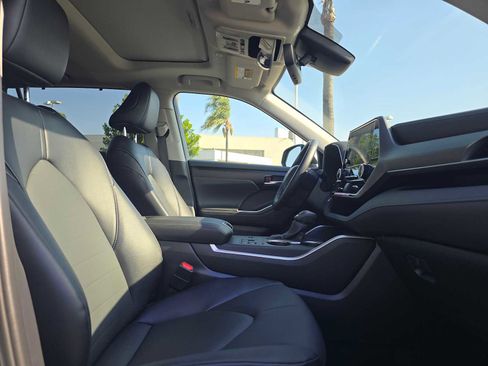 Certified 2025 Toyota Highlander XLE FWD image 10