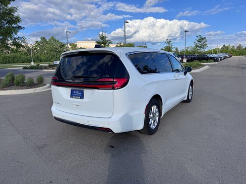 Used 2023 Chrysler Pacifica Touring-L FWD image 4