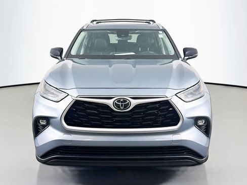 Used 2022 Toyota Highlander XLE image 2
