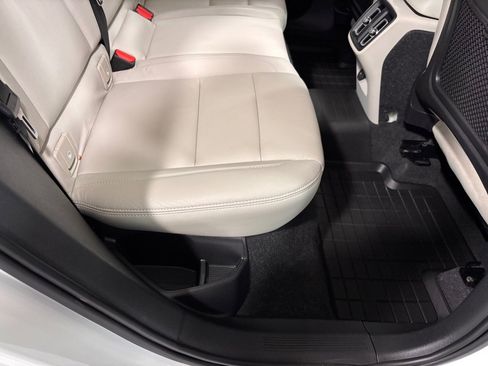 Used 2019 Volvo XC40 T5 Momentum image 24