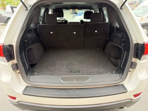 Used 2020 Jeep Grand Cherokee Laredo AWD/4WD image 22