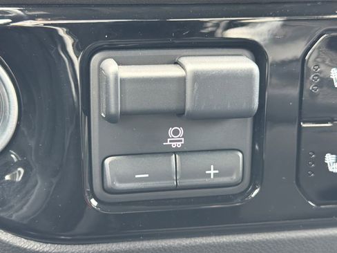 Used 2025 Chevrolet Silverado 1500 LT RWD image 32