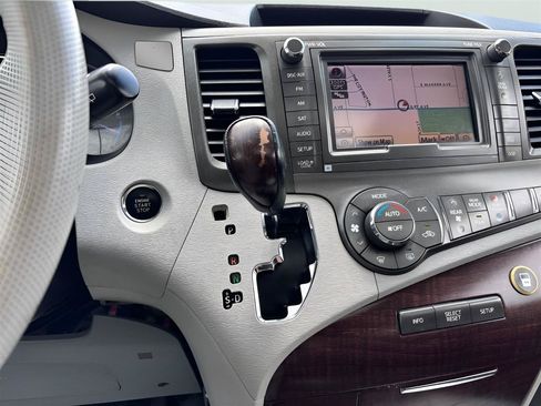 Used 2011 Toyota Sienna XLE w/ Premium Pkg FWD image 18