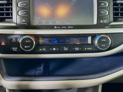 Used 2018 Toyota Highlander Limited FWD image 24