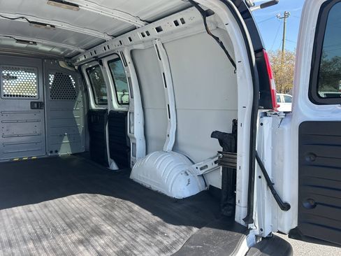 Used 2017 Chevrolet Express 2500 RWD image 21