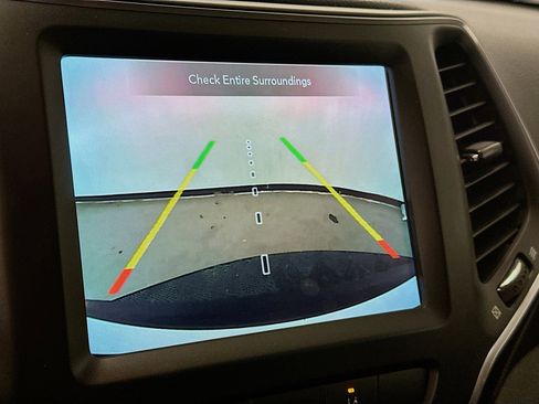 Used 2023 Jeep Cherokee Altitude Lux image 23