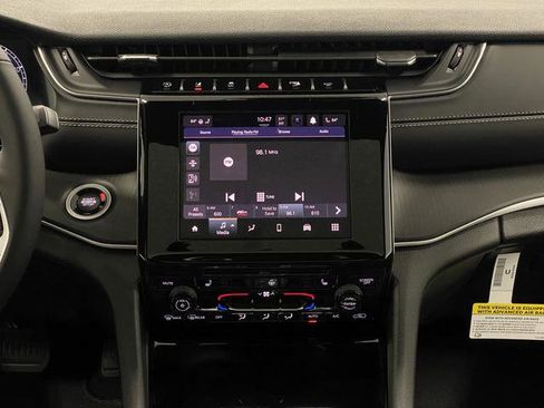 New 2025 Jeep Grand Cherokee Altitude image 9