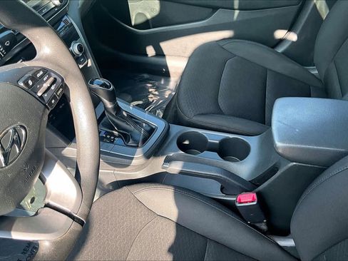 Used 2020 Hyundai Elantra SE w/ Cargo Package (C1) FWD image 17