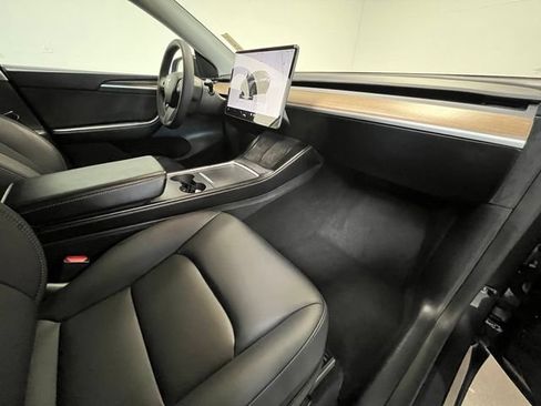 Used 2024 Tesla Model Y Long Range RWD image 10