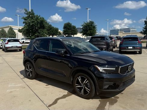 Used 2025 Volvo XC40 B5 Core AWD/4WD image 3