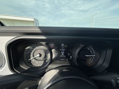 Used 2025 Jeep Wrangler Sahara image 10