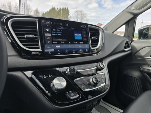 Used 2025 Chrysler Pacifica Select image 27