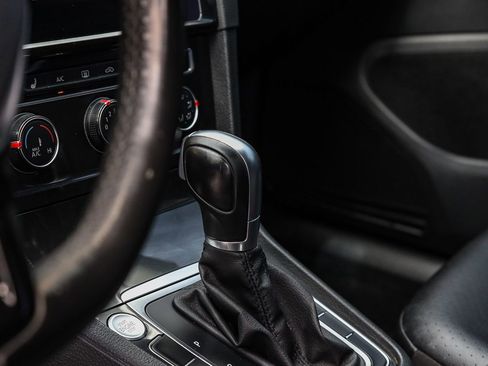 Used 2019 Volkswagen Golf SE image 22