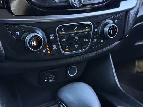 Used 2023 Chevrolet Traverse Premier image 20