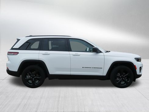 Used 2023 Jeep Grand Cherokee Altitude AWD/4WD image 8