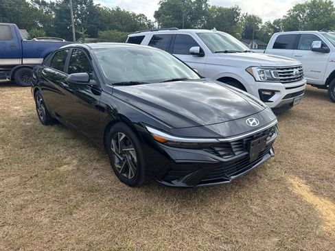 Used 2025 Hyundai Elantra Limited w/ Cargo Package FWD image 3