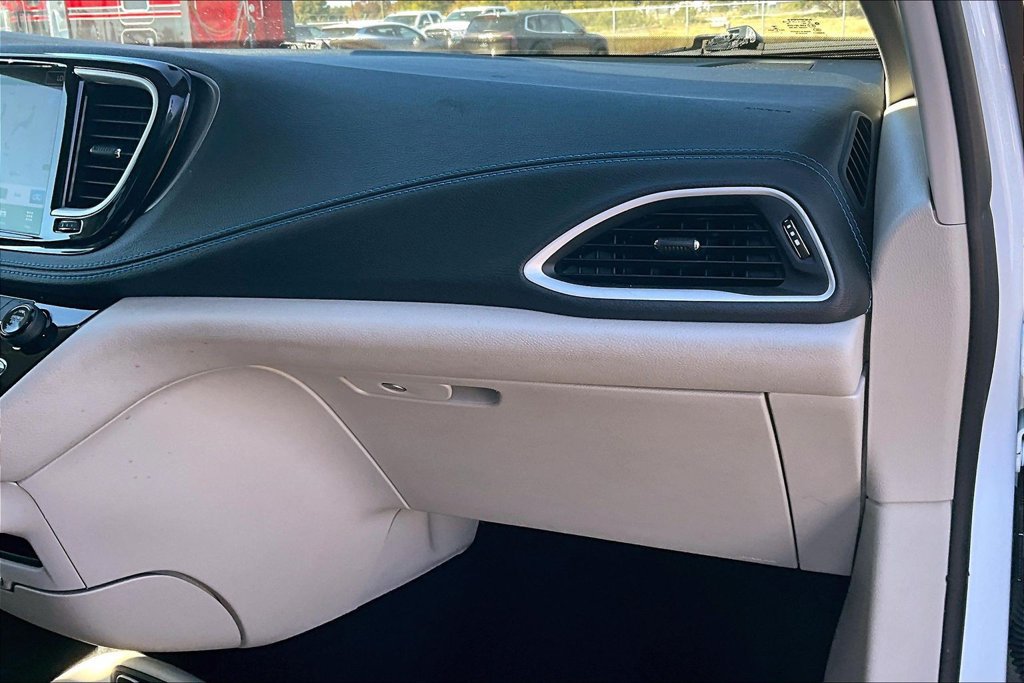 Used 2021 Chrysler Pacifica Touring-L AWD/4WD image 19