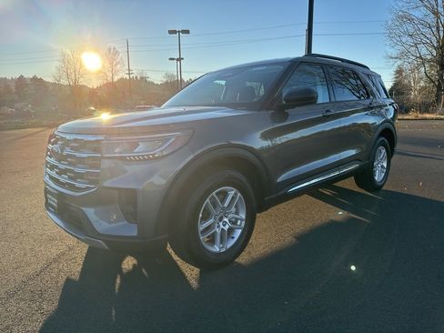 Used 2025 Ford Explorer Active image 3