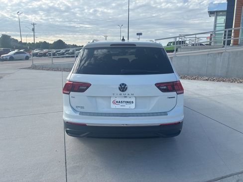 Used 2022 Volkswagen Tiguan SE w/ Panoramic Sunroof Package AWD/4WD image 4