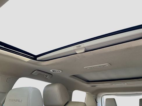 Used 2022 GMC Acadia Denali w/ Denali Ultimate Package FWD image 23