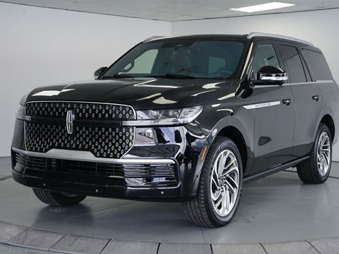 Used 2025 Lincoln Navigator Reserve image 4